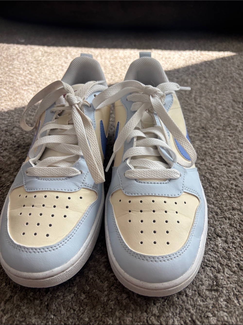Nike Kids Low-Top Sneakers in Light Blue & Cream